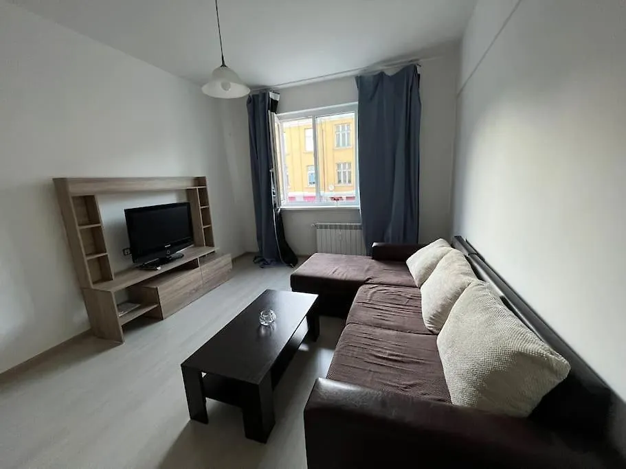 Cool 1-Br Apt, Metro & Central Bus & Тrain Station Appartement Sofia